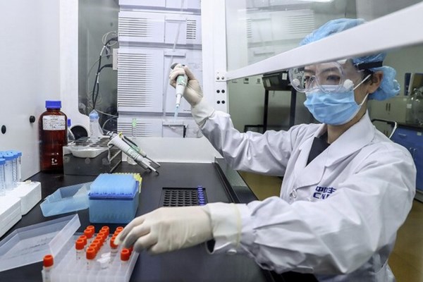 Hé lộ bảng giá vắc xin Covid-19 toàn thế giới - Anh 1