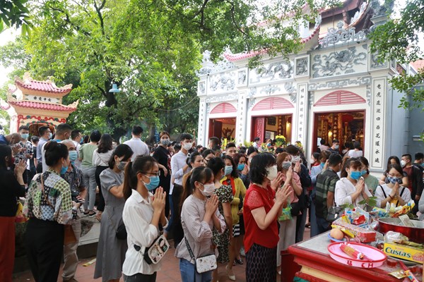 Người dân vẫn nườm nượp đi lễ khi dịch bệnh Covid-19 đang căng thẳng: Coi thường dịch bệnh! - Anh 3