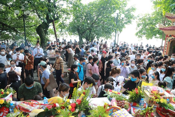 Người dân vẫn nườm nượp đi lễ khi dịch bệnh Covid-19 đang căng thẳng: Coi thường dịch bệnh! - Anh 1