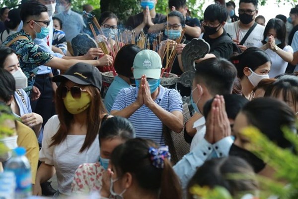 Người dân vẫn nườm nượp đi lễ khi dịch bệnh Covid-19 đang căng thẳng: Coi thường dịch bệnh! - Anh 2
