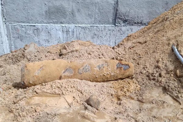 Đào móng xây nhà, phát hiện quả bom 250kg - Anh 2