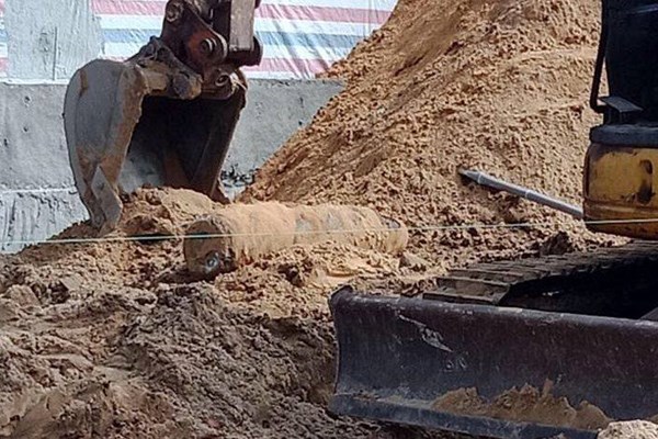 Đào móng xây nhà, phát hiện quả bom 250kg - Anh 1