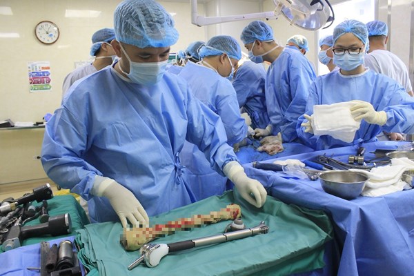 Xương đùi bằng kim loại giải thoát những cơn đau cho người đàn ông 63 tuổi - Anh 2