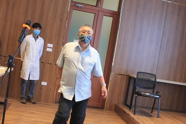 Xương đùi bằng kim loại giải thoát những cơn đau cho người đàn ông 63 tuổi - Anh 1