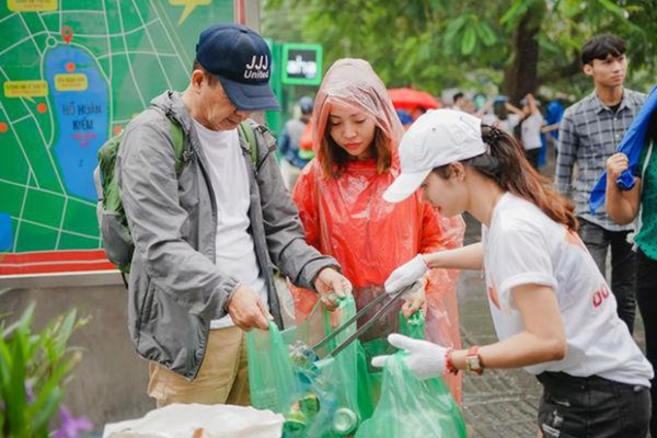 Hạn chế đồ nhựa dùng một lần trong lĩnh vực du lịch, thể thao - Anh 1