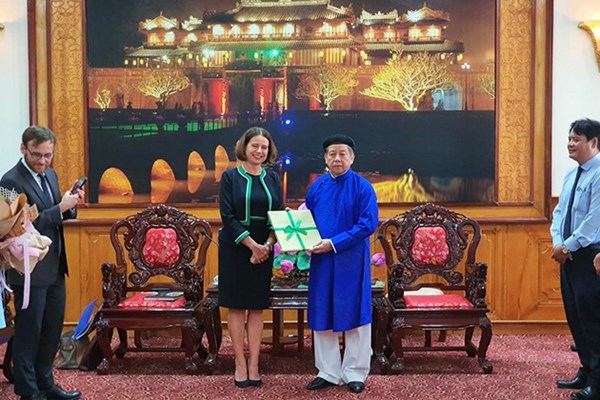 Khi lãnh đạo tỉnh “tiên phong” diện áo dài ngũ thân - Anh 1