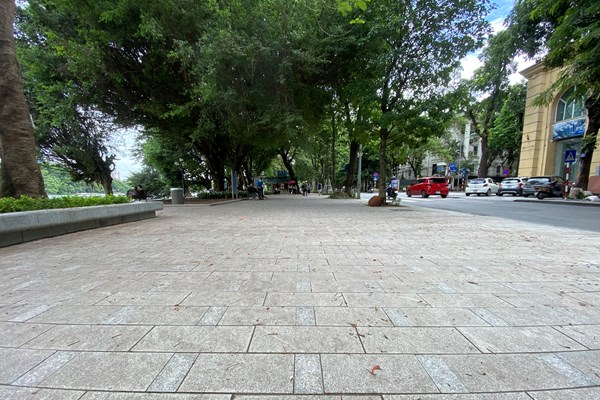 Hà Nội: Người dân thích thú với diện mạo mới của vỉa hè và bờ kè Hồ Gươm - Anh 1