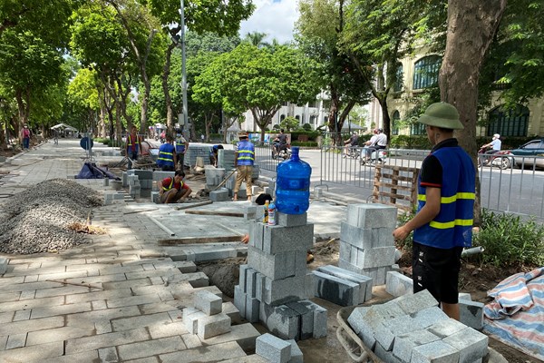 Hà Nội: Người dân thích thú với diện mạo mới của vỉa hè và bờ kè Hồ Gươm - Anh 10