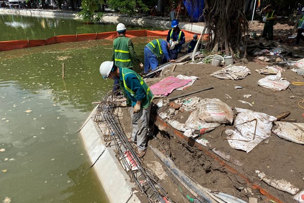 Hà Nội: Người dân thích thú với diện mạo mới của vỉa hè và bờ kè Hồ Gươm - Anh 13