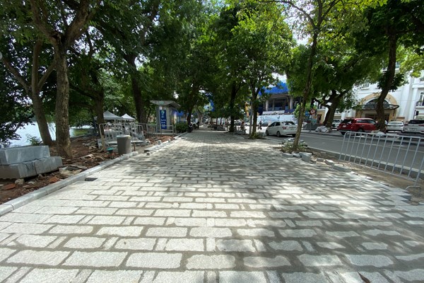 Hà Nội: Người dân thích thú với diện mạo mới của vỉa hè và bờ kè Hồ Gươm - Anh 2