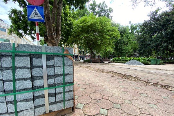 Hà Nội: Người dân thích thú với diện mạo mới của vỉa hè và bờ kè Hồ Gươm - Anh 3