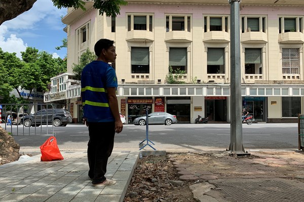 Hà Nội: Người dân thích thú với diện mạo mới của vỉa hè và bờ kè Hồ Gươm - Anh 6