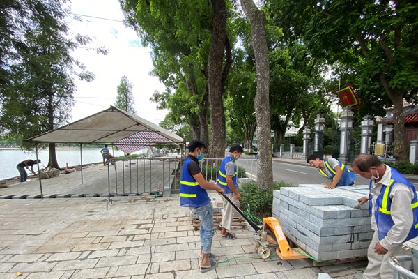 Hà Nội: Người dân thích thú với diện mạo mới của vỉa hè và bờ kè Hồ Gươm - Anh 7
