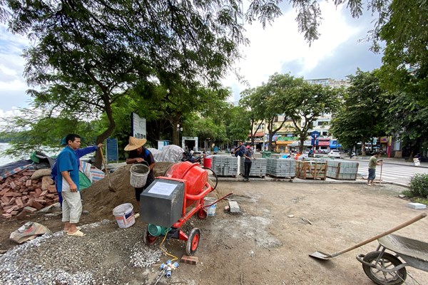 Hà Nội: Người dân thích thú với diện mạo mới của vỉa hè và bờ kè Hồ Gươm - Anh 8