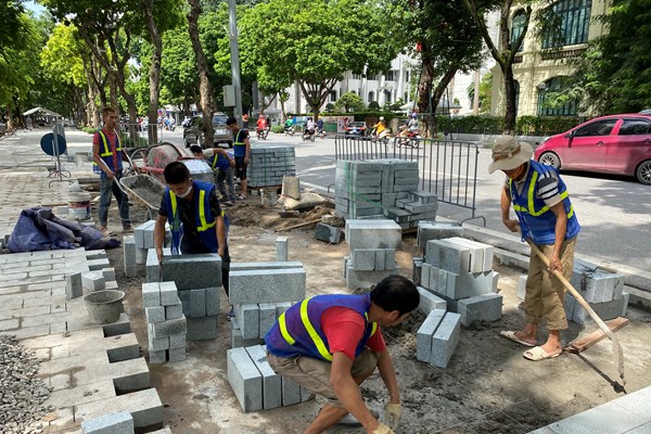 Hà Nội: Người dân thích thú với diện mạo mới của vỉa hè và bờ kè Hồ Gươm - Anh 9