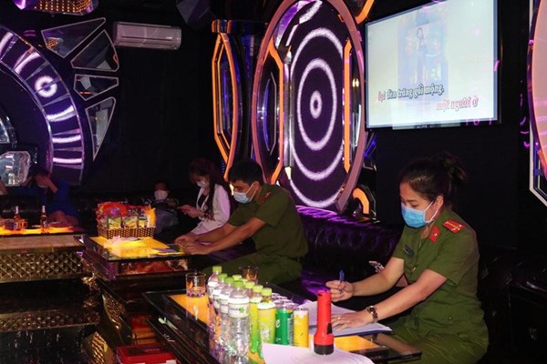 Hải Phòng:​​​​​​​ 3 cơ sở karaoke bị thu hồi giấy phép do vi phạm quy định phòng, chống dịch Covid-19 - Anh 1