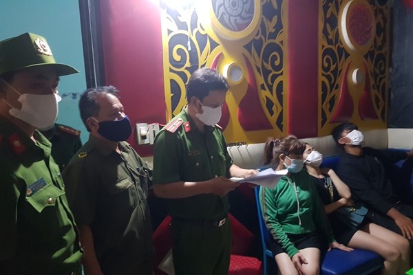 Bất chấp lệnh cấm, quán karaoke vẫn mở cửa, để hàng chục thanh niên sử dụng ma túy - Anh 1