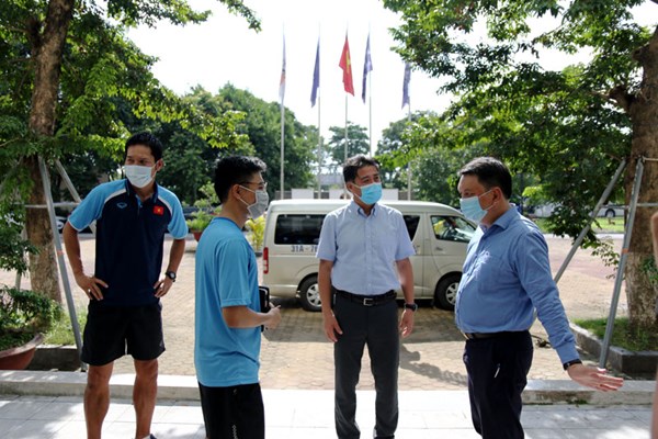 Hoàn thành cách ly y tế, tân GĐKT VFF Yusuke Adachi bắt tay vào công việc - Anh 1