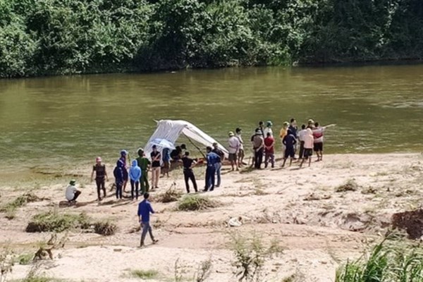 Năm học sinh đuối nước khi tắm sông Trà Khúc và Ngàn Phố - Anh 1