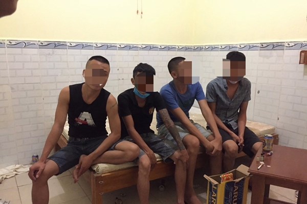 Bắt quả tang nhóm thanh niên thuê phòng massage để sử dụng ma túy - Anh 1