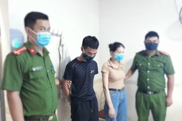 Bắt giữ đối tượng mang 14 túi chứa ma túy đá vào nhà nghỉ - Anh 1