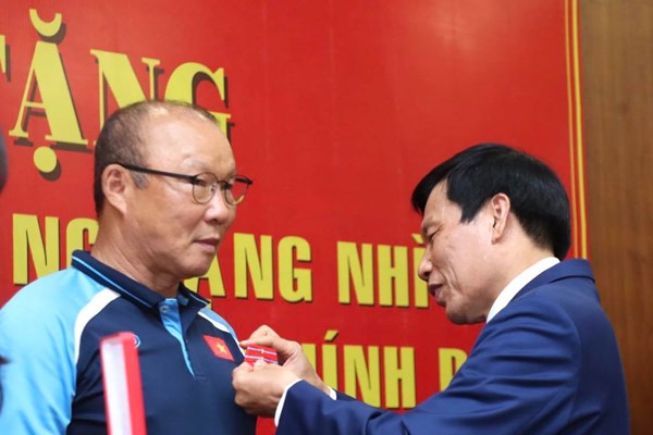 HLV Park Hang-seo vinh dự nhận Huân chương Lao động hạng Nhì - Anh 1