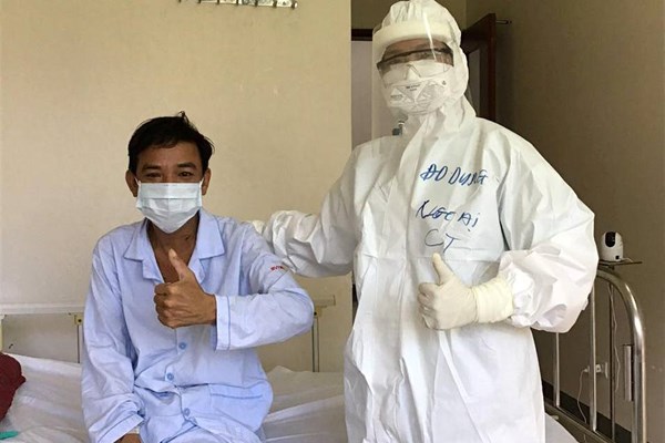 Bệnh viện Trung ương Huế: Thêm 3 ca có bệnh nền nặng được chữa khỏi Covid-19 - Anh 1