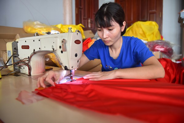 Làng nghề may cờ Tổ quốc nhộn nhịp vào dịp Quốc khánh - Anh 2
