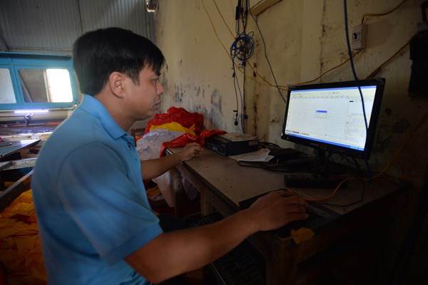 Làng nghề may cờ Tổ quốc nhộn nhịp vào dịp Quốc khánh - Anh 3
