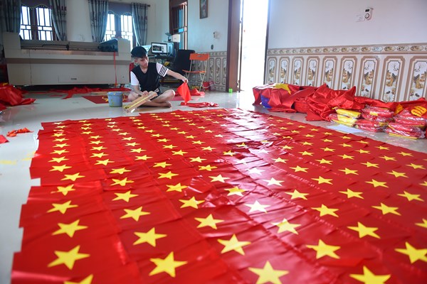 Làng nghề may cờ Tổ quốc nhộn nhịp vào dịp Quốc khánh - Anh 4