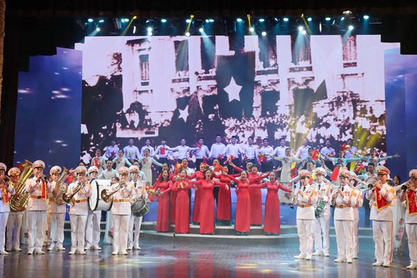 Chương trình nghệ thuật đặc biệt “Tổ quốc tôi chưa đẹp thế bao giờ”: Hết mình với những giai điệu Tổ quốc - Anh 4