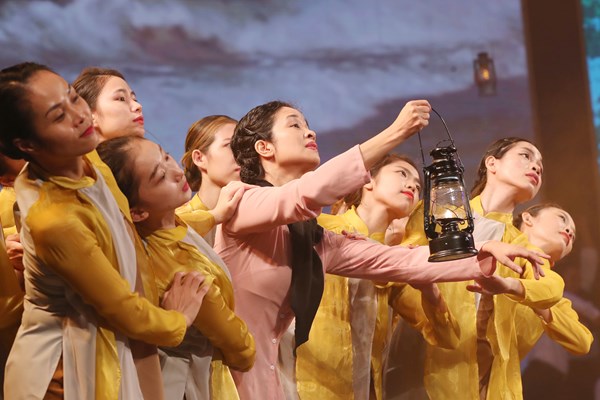 Chương trình nghệ thuật đặc biệt “Tổ quốc tôi chưa đẹp thế bao giờ”: Hết mình với những giai điệu Tổ quốc - Anh 8