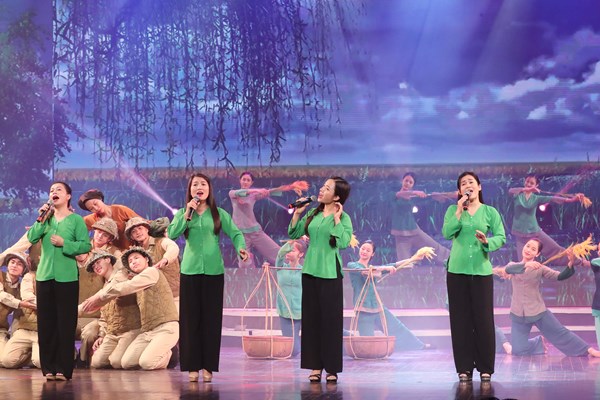 Chương trình nghệ thuật đặc biệt “Tổ quốc tôi chưa đẹp thế bao giờ”: Hết mình với những giai điệu Tổ quốc - Anh 9