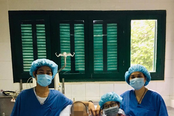 Bệnh nhân ghép phổi thứ 5 vui mừng trở về nhà sau hơn ba tháng hồi sức - Anh 1