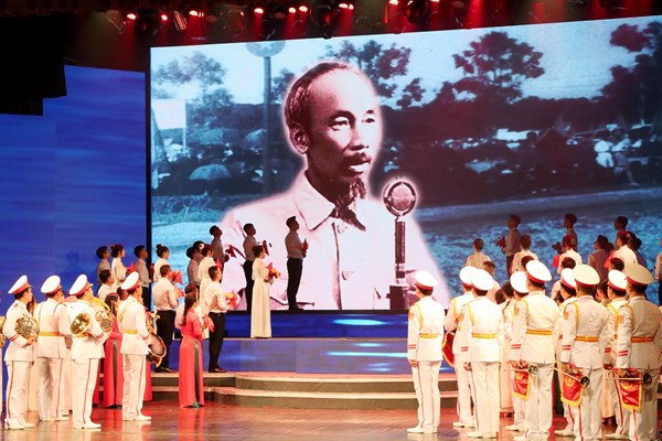 Chương trình nghệ thuật đặc biệt Tổ quốc tôi chưa đẹp thế bao giờ: Tự hào theo dặm dài đất nước - Anh 6