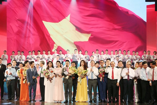 Chương trình nghệ thuật đặc biệt Tổ quốc tôi chưa đẹp thế bao giờ: Tự hào theo dặm dài đất nước - Anh 1