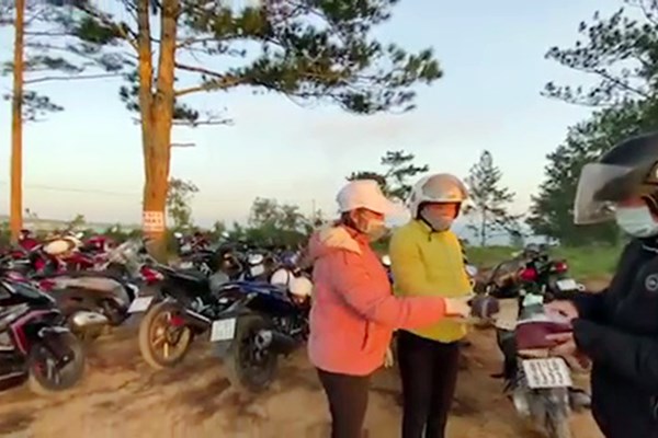 Phản ánh tiếp điểm du lịch “săn mây” TP Đà Lạt (Lâm Đồng): Cưỡng chế tháo dỡ vẫn thu tiền đón khách - Anh 2