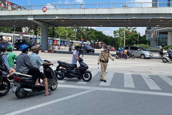 Hà Nội: Mạnh tay xử lý các trường hợp sử dụng rượu, bia khi điều khiển phương tiện giao thông - Anh 1