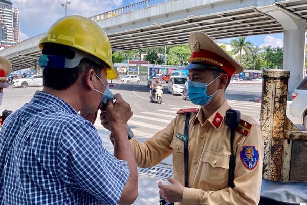Hà Nội: Mạnh tay xử lý các trường hợp sử dụng rượu, bia khi điều khiển phương tiện giao thông - Anh 2
