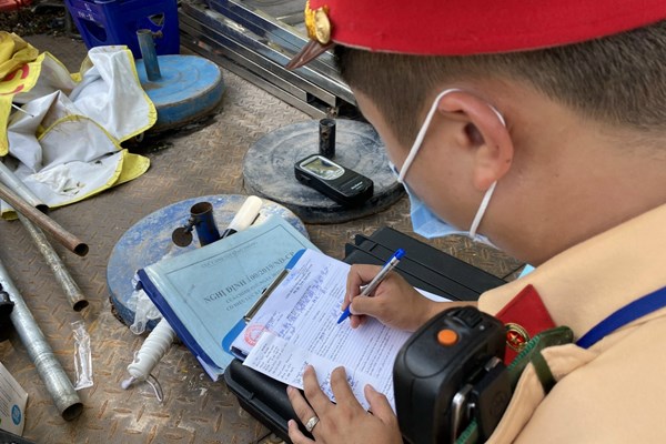 Hà Nội: Mạnh tay xử lý các trường hợp sử dụng rượu, bia khi điều khiển phương tiện giao thông - Anh 4