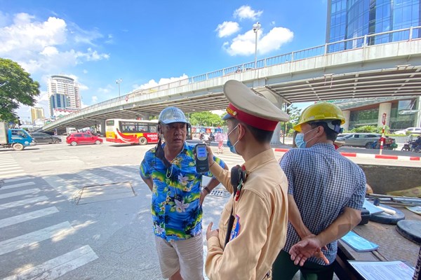Hà Nội: Mạnh tay xử lý các trường hợp sử dụng rượu, bia khi điều khiển phương tiện giao thông - Anh 5
