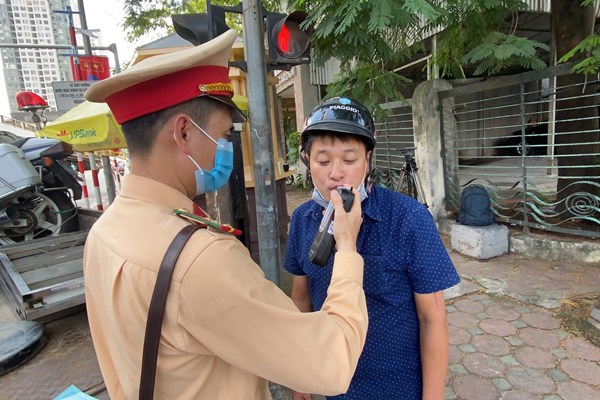 Hà Nội: Mạnh tay xử lý các trường hợp sử dụng rượu, bia khi điều khiển phương tiện giao thông - Anh 6