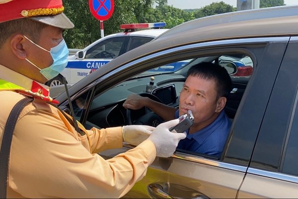 Hà Nội: Mạnh tay xử lý các trường hợp sử dụng rượu, bia khi điều khiển phương tiện giao thông - Anh 7