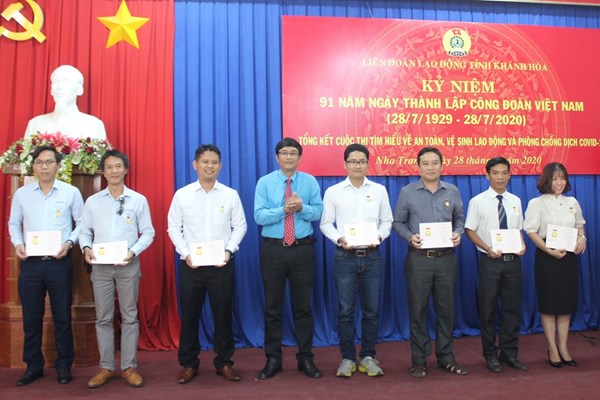 Phong trào “Lao động giỏi, lao động sáng tạo, xây dựng văn hóa nơi công sở”: Làm lợi hàng trăm tỉ đồng - Anh 1