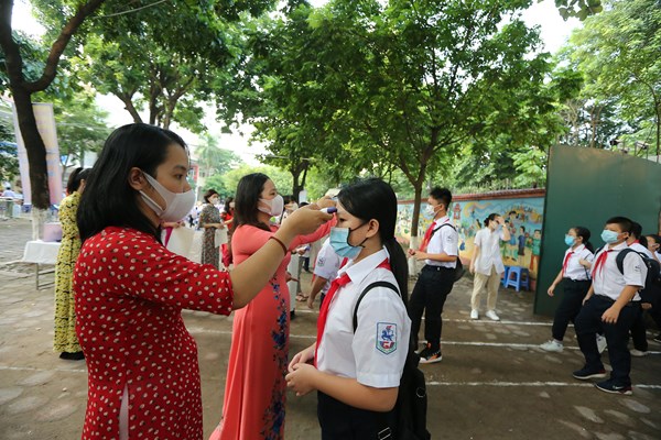 Hà Nội: Bí thư Thành ủy Vương Đình Huệ đánh trống khai giảng năm học mới - Anh 1