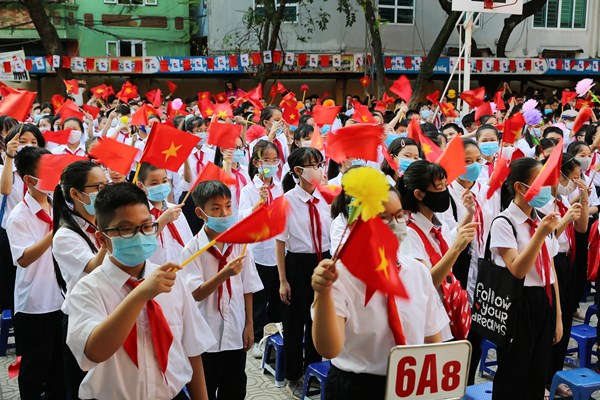 Hà Nội: Bí thư Thành ủy Vương Đình Huệ đánh trống khai giảng năm học mới - Anh 10