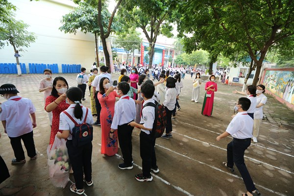 Hà Nội: Bí thư Thành ủy Vương Đình Huệ đánh trống khai giảng năm học mới - Anh 2