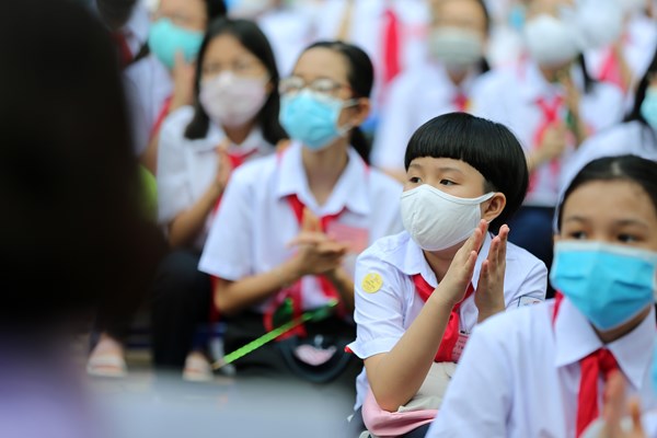 Hà Nội: Bí thư Thành ủy Vương Đình Huệ đánh trống khai giảng năm học mới - Anh 3