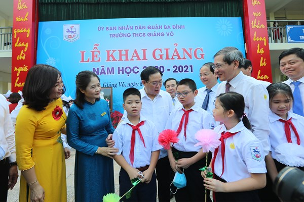 Hà Nội: Bí thư Thành ủy Vương Đình Huệ đánh trống khai giảng năm học mới - Anh 4