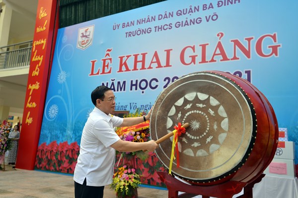 Hà Nội: Bí thư Thành ủy Vương Đình Huệ đánh trống khai giảng năm học mới - Anh 5